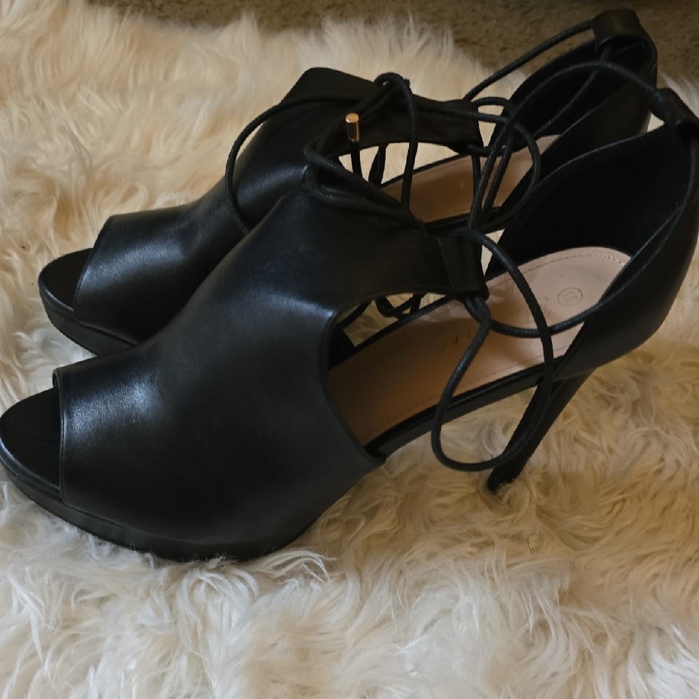 Elegant Black Wedges with Strappy Design
